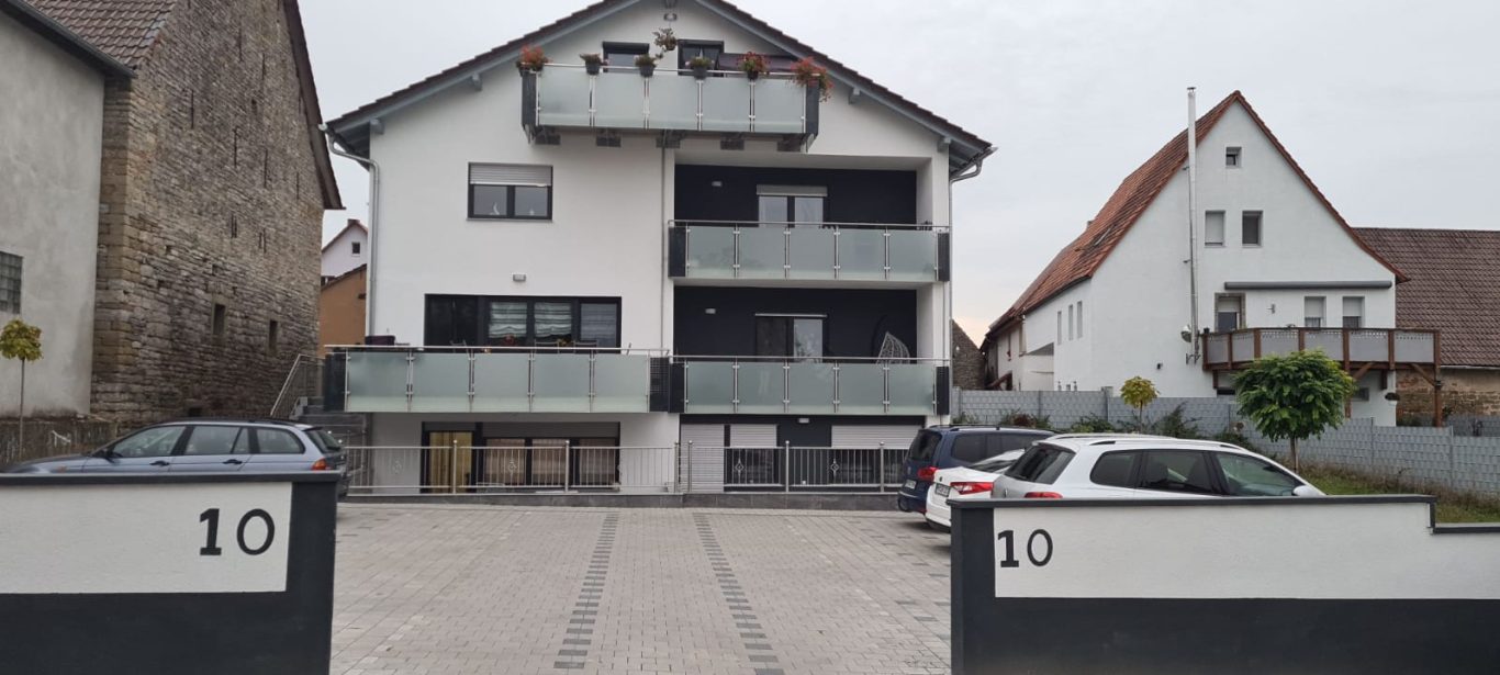 Balkongeländer Geländer des verglasten Balkons