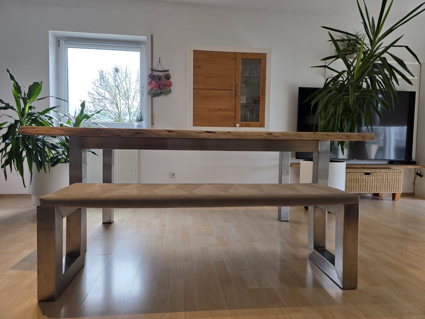 Holztisch mit Metallgestell Holztisch mit Metallgestell