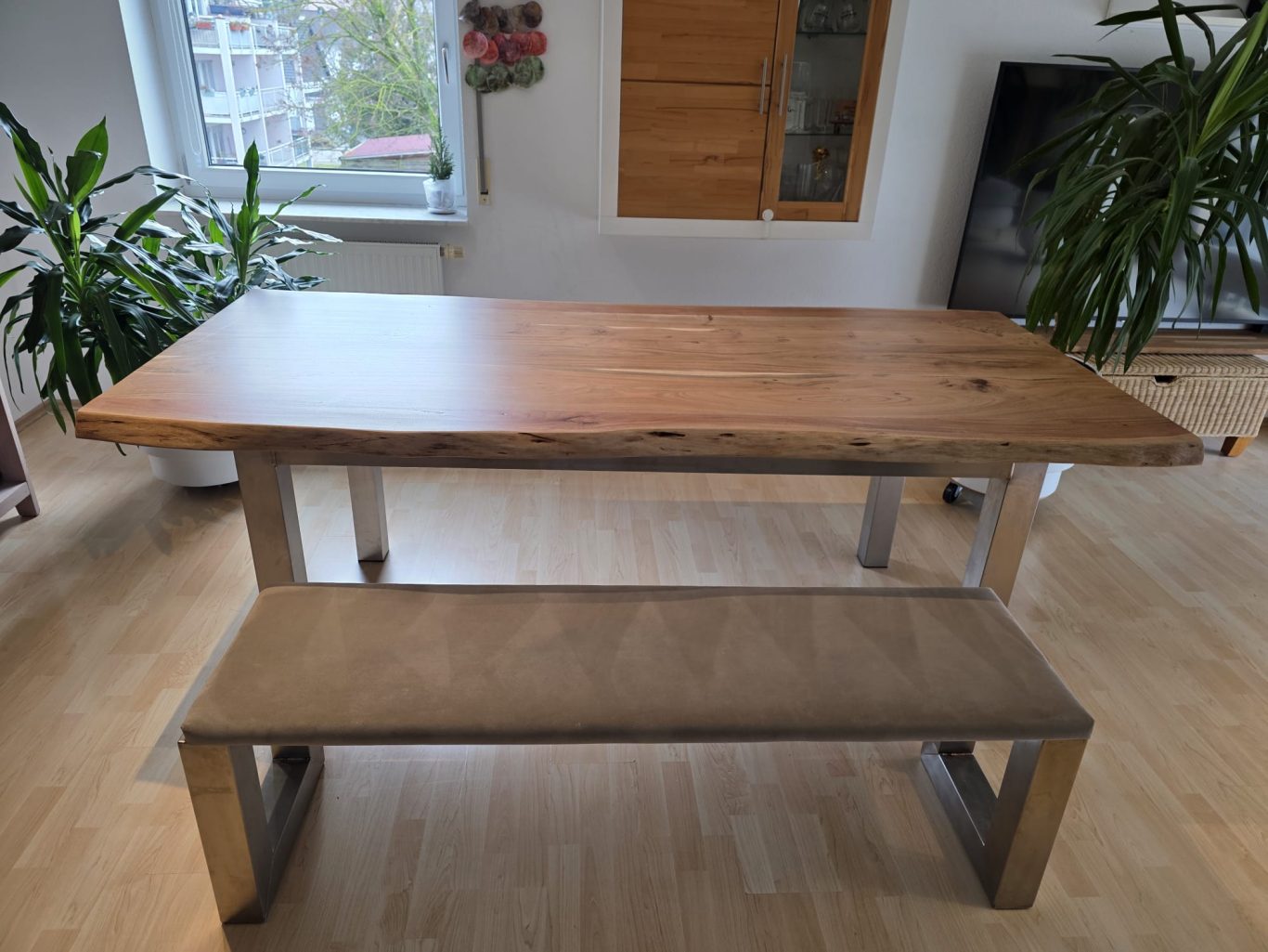 Holztisch mit Metallgestell Holztisch mit Metallgestell